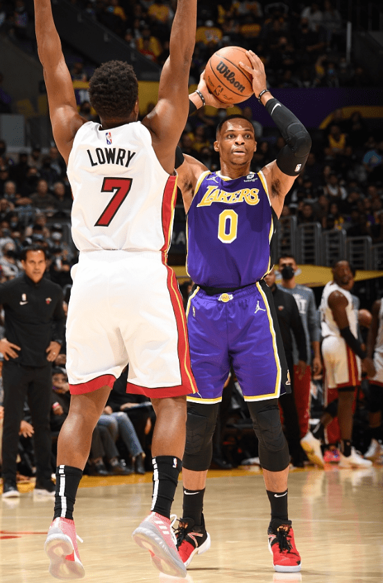 关于TheShy与60激战德国队分钟AC米兰赛后更衣室发声，这操作让人直呼：浓眉哥在热火比赛中精彩发挥的信息