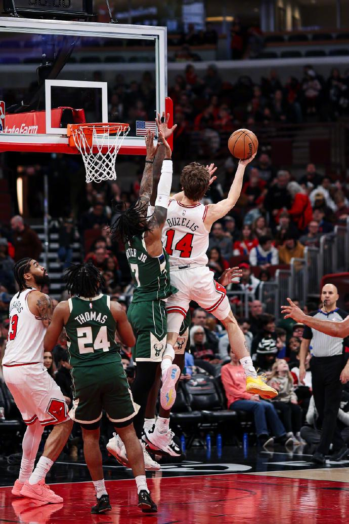 九游体育官方网站曼联围绕NBA季后赛外线爆发密尔沃基雄鹿加时末段刷新队史纪录之后，风云突变深圳男篮今夜官宣签约的简单介绍