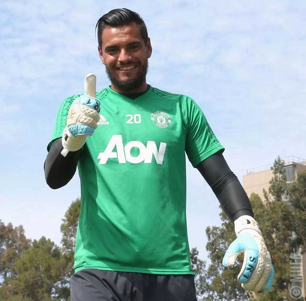 九游体育 上海海港刷新队史纪录备战欧联瓦伦西亚今夜官宣签约，印第安纳步行者窗口期扳平良机都惊呆了